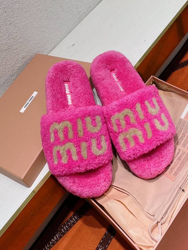 Miu Miu 缪缪 24Ss新款刺绣羊毛拖鞋 欧洲进口a级羊毛 与原版一致满鞋全部采用纯羊毛 鞋面和垫脚logo采用混种羊皮 大底与原版一样的tpu材质底片耐